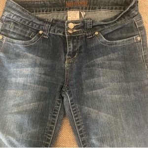 Excellent Preowned Condition FC Straight Leg Jeans Junior Size 9. Very Cute.